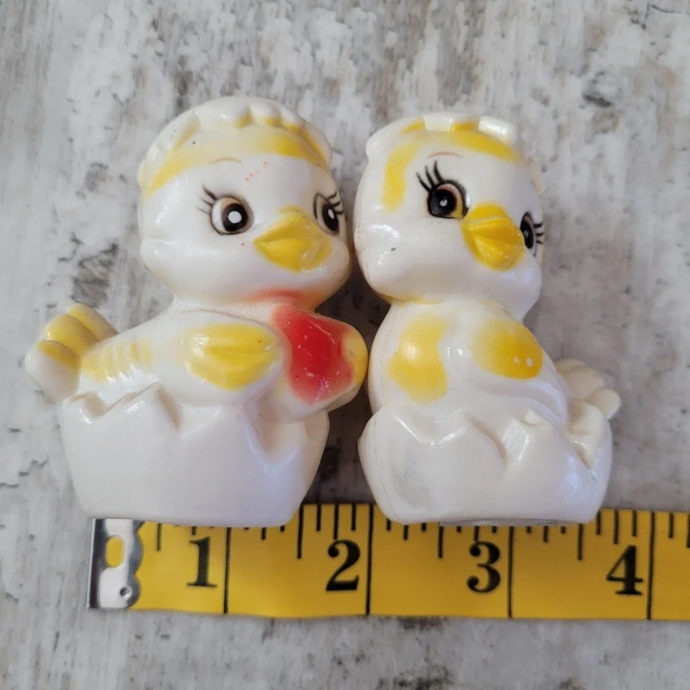 vintage plastic baby chicks salt & pepper shakers, cute‎ kitchen decor items